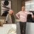 Portrait d’un couple de dirigeants dans le showroom du magasin de cuisines