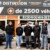 Équipe de collaborateurs devant une concession automobile