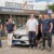 Portrait d’équipe devant une concession automobile Distinxion dans l'Aude