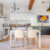 Cuisine contemporaine lumineuse avec mobilier blanc et accents jaunes.