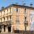 Façade d’immeuble ancien avec trompe-l’œil peint et fresque murale.