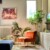 Vue d’un salon lumineux et contemporain avec fauteuil design et plantes vertes.