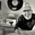 Portrait noir et blanc d’un chef dans sa salle dans une ambiance conviviale