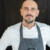 Portrait d’un chef cuisinier en tenue professionnelle.