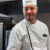 Portrait d’un chef cuisinier en résidence senior avec assiette dressée