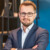 Portrait professionnel d’un cadre dans un bureau moderne