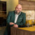 Portrait d’un commercial dans un showroom de cuisine moderne