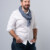 Portrait studio d’un collaborateur en tenue décontractée.