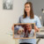 : Portrait d’une vétérinaire tenant un cadre photo dans son cabinet.