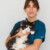 Portrait d'une vétérinaire tenant un chat.