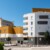 Résidence récente aux façades blanches et ocre dans un quartier moderne en Occitanie.