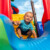 Enfant heureux sur une aire de jeux en camping
