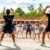 Animatrices de camping animant une séance de danse avec les vacanciers