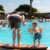 Moment de baignade en famille à la piscine d'un camping
