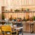 Buffet de fruits frais au petit-déjeuner dans un cadre naturel en bois dans un centre de vacances.