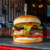 Burger généreux avec steak grillé et cheddar
