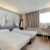 Chambre double confortable avec décoration murale originale