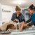 Une vétérinaire et une auxiliaire vétérinaire procédant à un scanner sur un chien allongé.