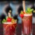 Deux cocktails aux fruits rouges avec fraises, citron vert et menthe