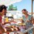 Couple déjeunant en terrasse d'un restaurant de camping