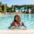 Enfant souriant dans une piscine de camping