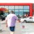 Entrée du supermarché Netto avec des clients en mouvement.