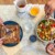 Repas convivial avec galette bretonne, salade composée et cidre