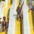 Descente de toboggan aquatique dans un camping