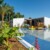 Cottage moderne en bord de piscine avec décoration végétale dans un camping dans l'Hérault.