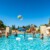 Partie de ballon dans la piscine d'un camping en été