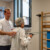 Kinésithérapeute accompagnant une personne âgée lors d’un exercice de rééducation.