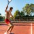 Partie de tennis dynamique en plein air