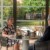 Petit déjeuner d'affaires dans une véranda d'un hôtel d'affaires