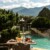 Petit-déjeuner servi en terrasse avec vue sur une piscine et les montagnes