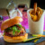 Burger gourmet accompagné de frites maison