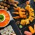 Assortiment de sushis et makis présentés sur des ardoises noires