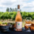Bouteille de vin rosé avec accompagnements sur fond de vignes