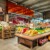 Rayon fruits et légumes frais dans un supermarché