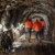 Travailleurs en tenue de sécurité dans un tunnel d'accès à une galerie hydraulique EDF.