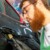 Professionnel du detailing automobile en pleine intervention.