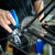 Mécanicien de vélo réparant le dérailleur arrière d’un vélo de course.