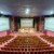 Salle de conférence Belambra Business vide avec écrans géants.