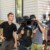 Équipe de tournage professionnelle en préparation d’une scène.