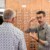 Conseiller opticien présentant des lunettes à des clients dans un magasin.