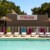 Piscine du village vacances Miléade avec transats colorés