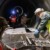 Ouvriers en pleine opération dans un tunnel souterrain, équipés pour des travaux spécialisés d'étanchéité.