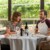 Repas convivial entre collègues dans un restaurant d'hôtel
