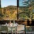Table dressée dans un restaurant avec vue panoramique sur la nature à l'Isle-sur-la-Sorgue