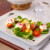 Salade de saumon et légumes frais colorés