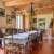 Salle à manger authentique avec mobilier traditionnel d'un château loué dans l'Hérault